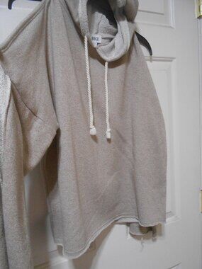 CUTE WOMEN'S SZ XS DRAWSTRING HOODED COLD SHOULDER SWEATSHIRT BEIGE TAN CUTOFF